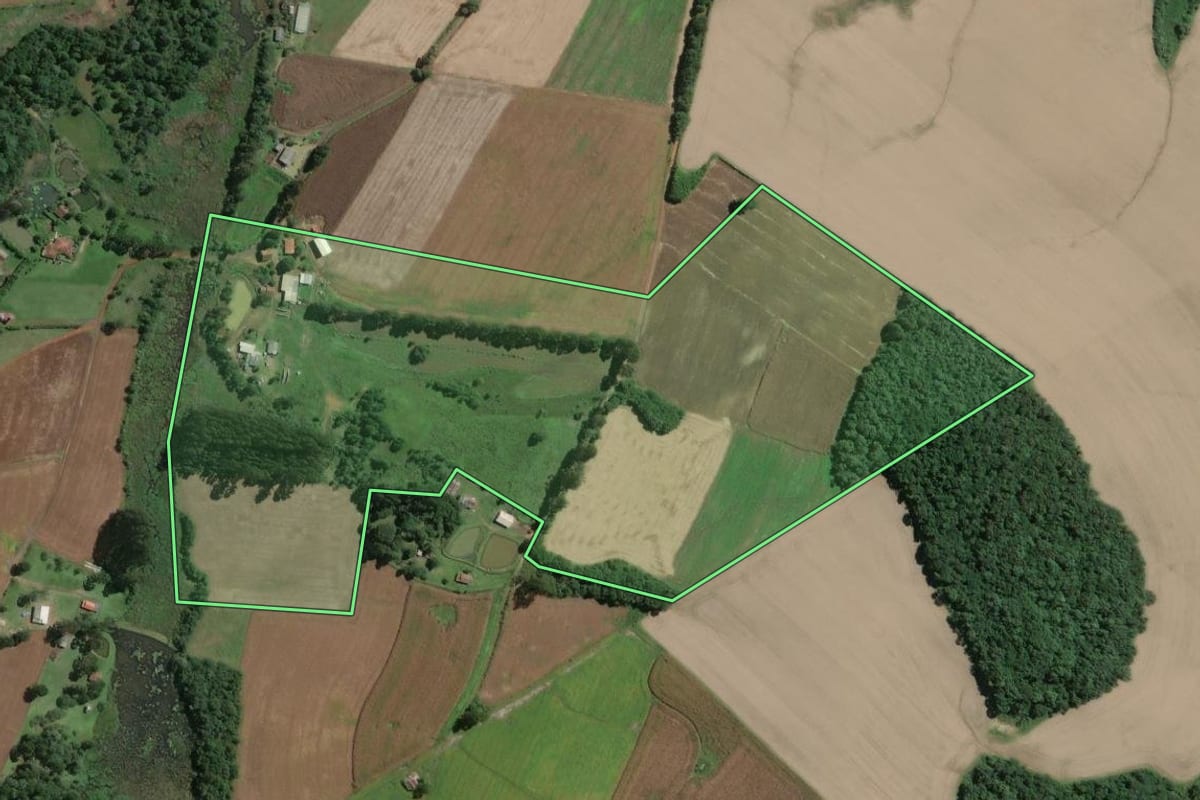 Imagem de satélite do imóvel rural em Mafra (SC), com o contorno declarado no CAR desenhado por cima.