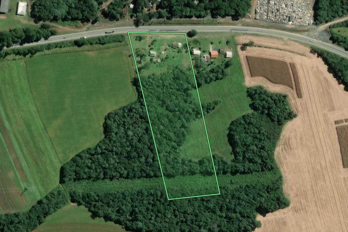 Imagem de satélite do imóvel rural em Mafra (SC), com o contorno declarado no CAR desenhado por cima.