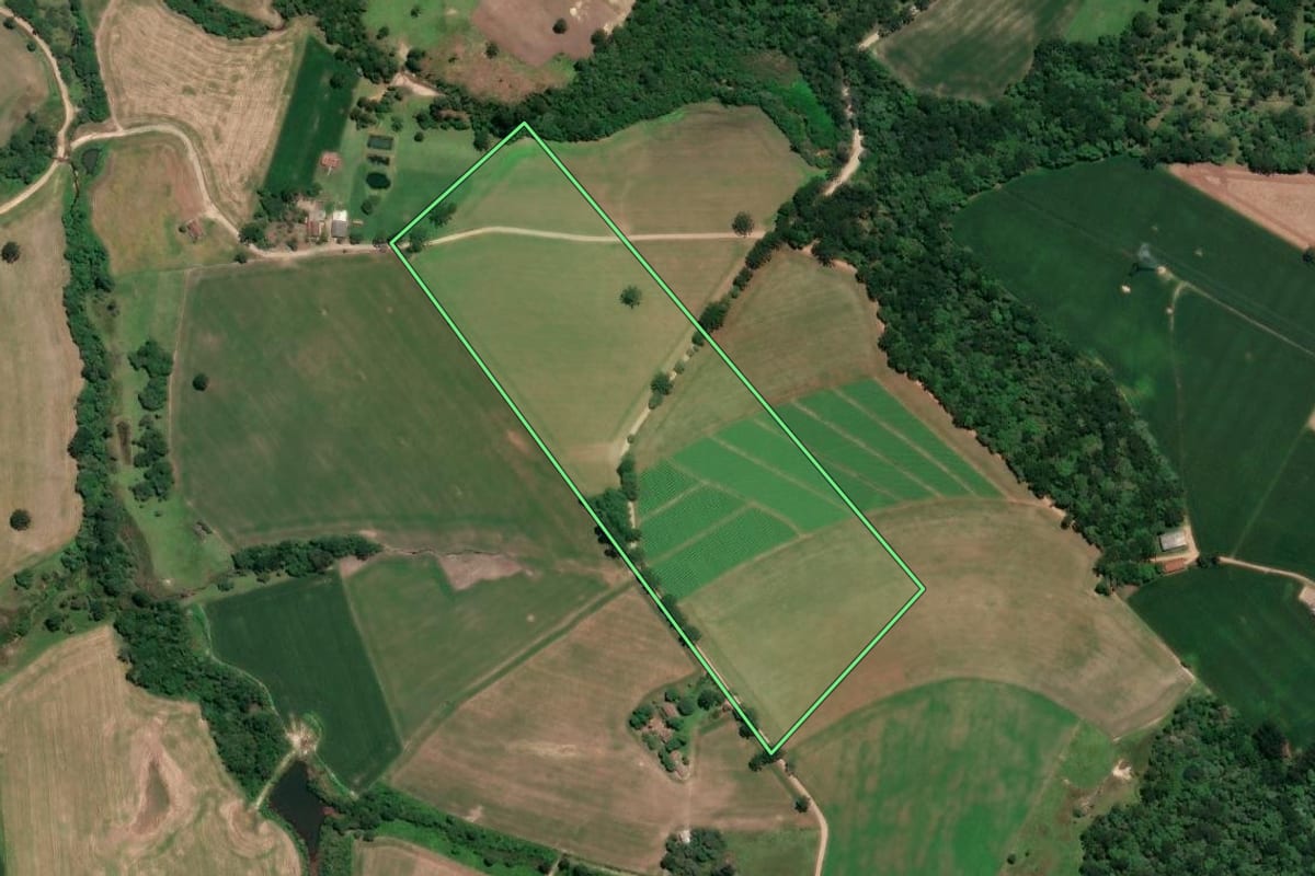 Imagem de satélite do imóvel rural em Mafra (SC), com o contorno declarado no CAR desenhado por cima.
