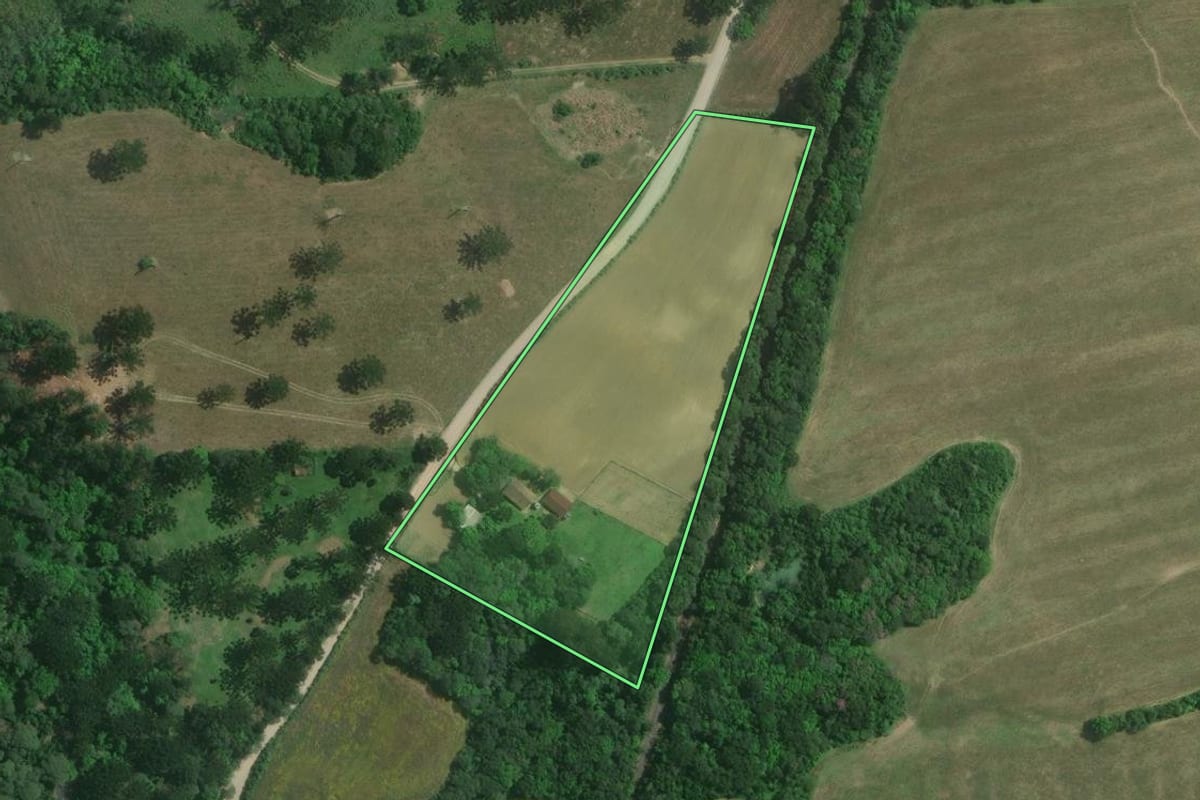 Imagem de satélite do imóvel rural em Mafra (SC), com o contorno declarado no CAR desenhado por cima.