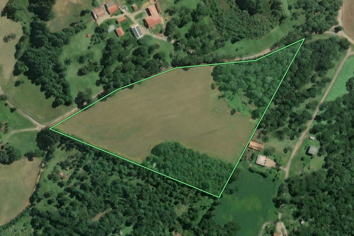 Imagem de satélite do imóvel rural em Mafra (SC), com o contorno declarado no CAR desenhado por cima.