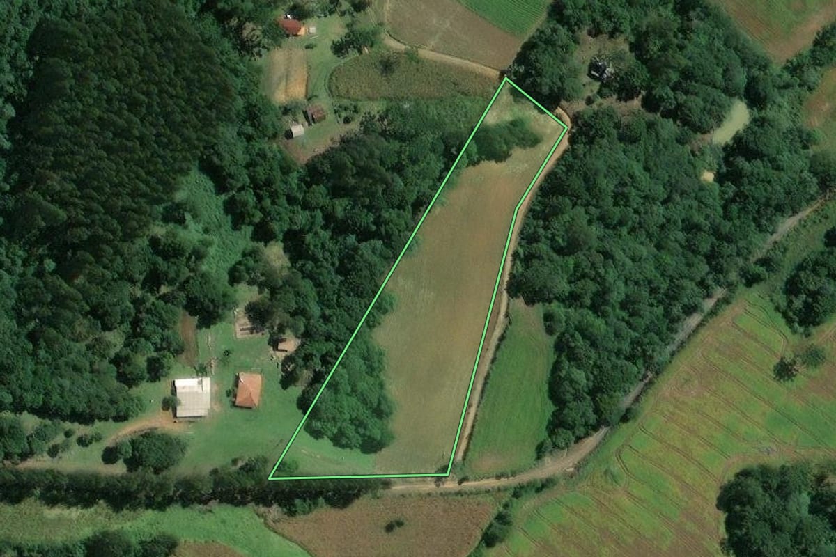 Imagem de satélite do imóvel rural em Mafra (SC), com o contorno declarado no CAR desenhado por cima.
