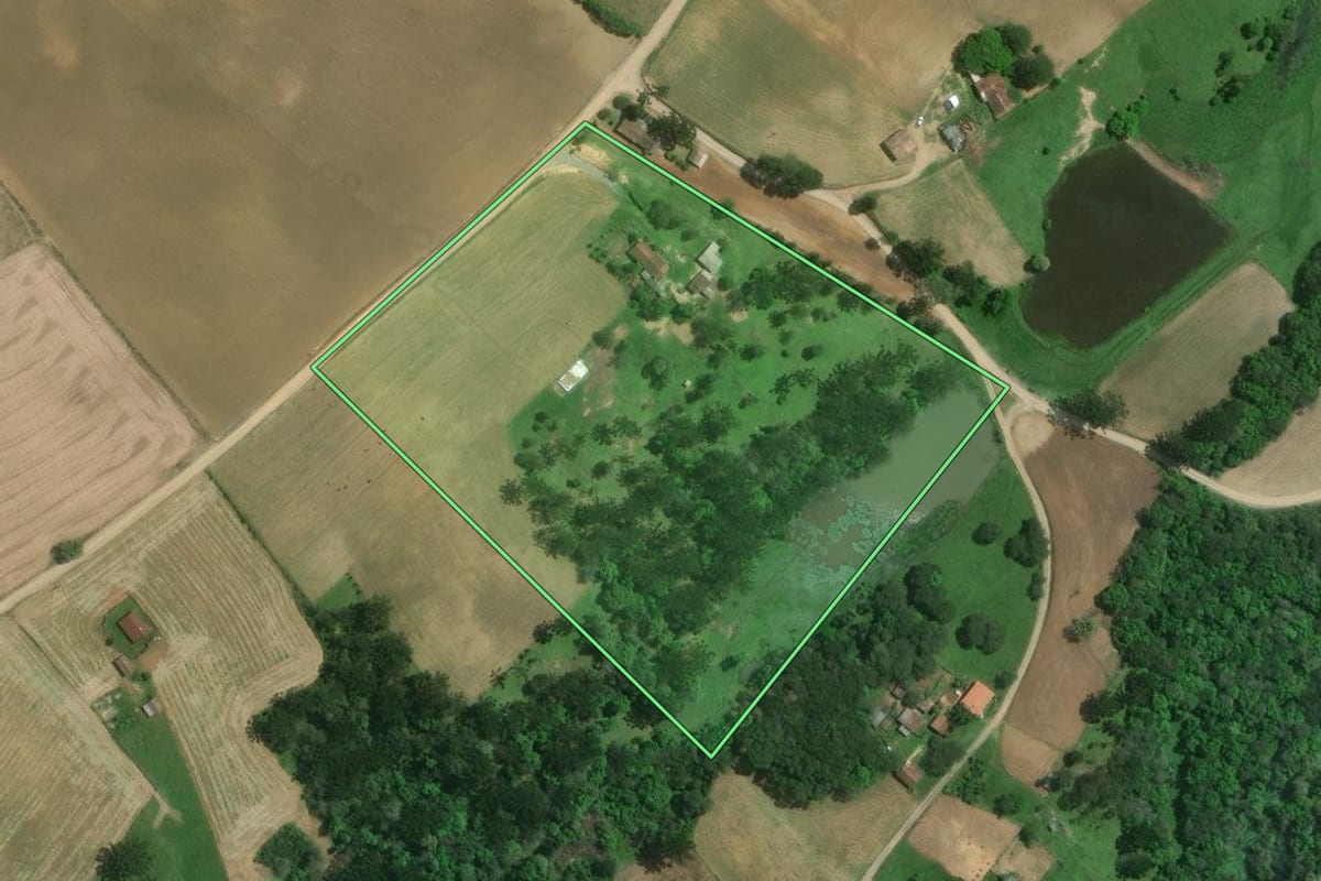 Imagem de satélite do imóvel rural em Mafra (SC), com o contorno declarado no CAR desenhado por cima.