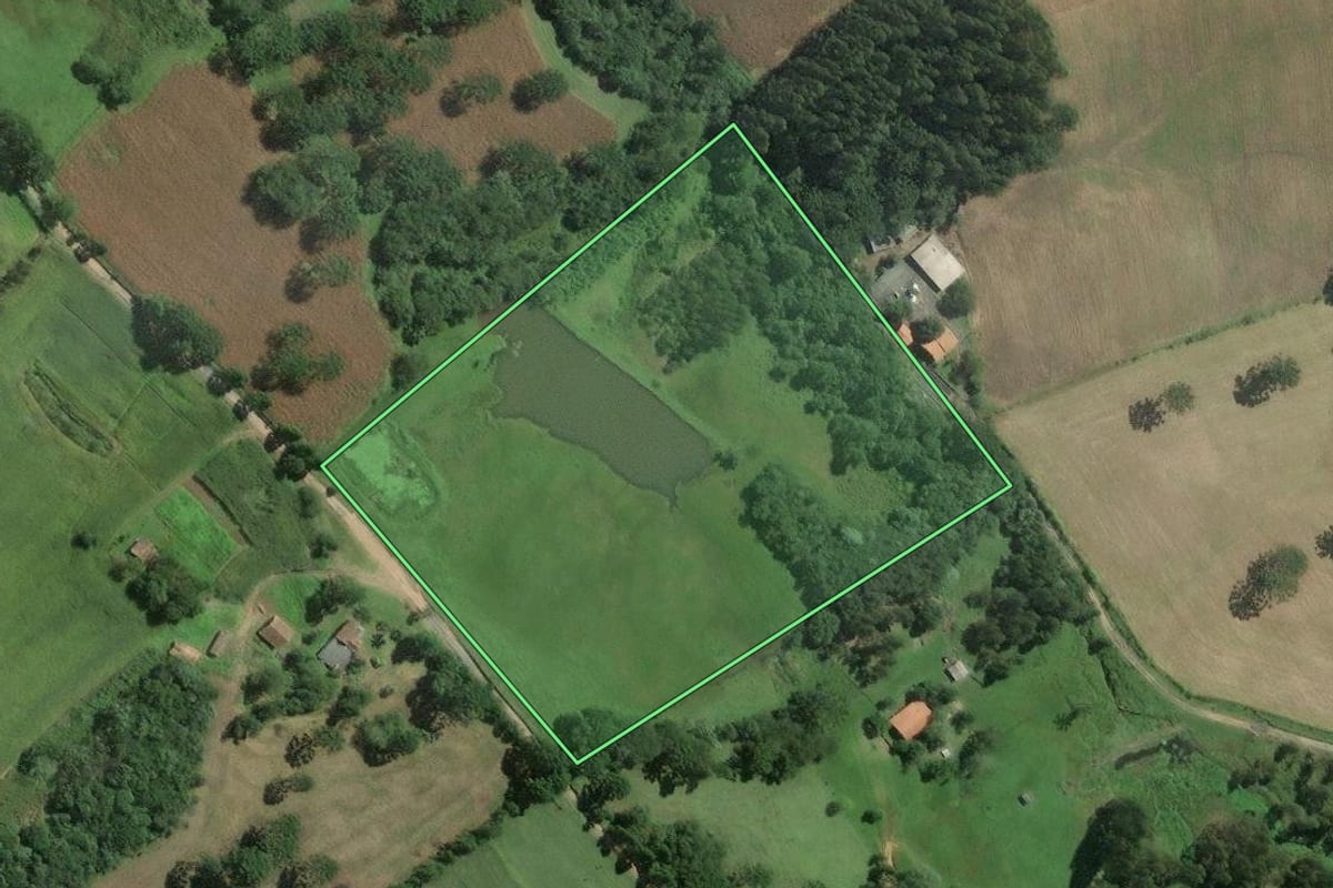 Imagem de satélite do imóvel rural em Mafra (SC), com o contorno declarado no CAR desenhado por cima.