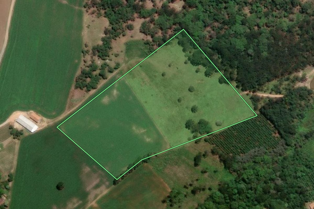 Imagem de satélite do imóvel rural em Mafra (SC), com o contorno declarado no CAR desenhado por cima.