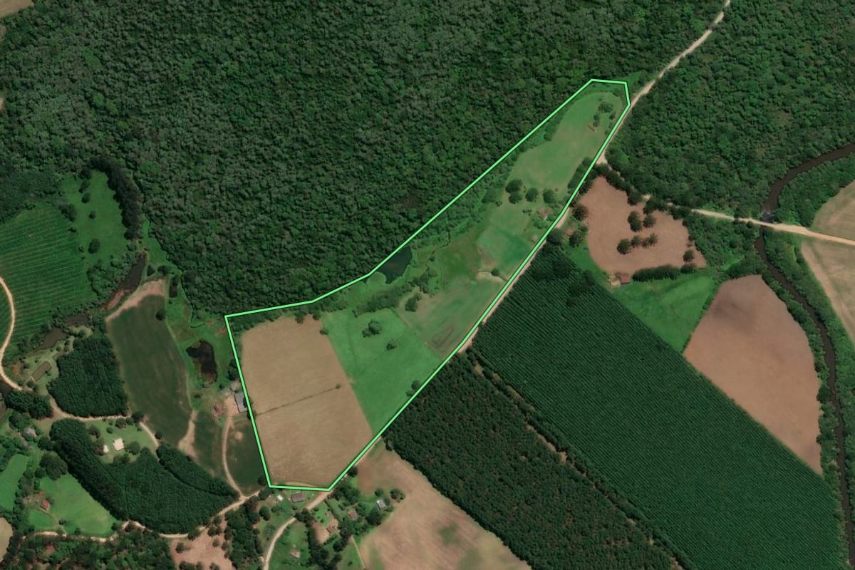 Imagem de satélite do imóvel rural em Mafra (SC), com o contorno declarado no CAR desenhado por cima.