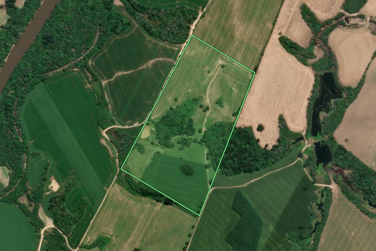 Imagem de satélite do imóvel rural em Mafra (SC), com o contorno declarado no CAR desenhado por cima.