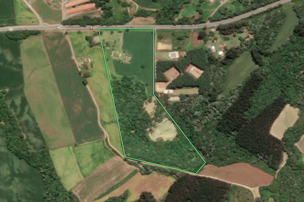 Imagem de satélite do imóvel rural em Mafra (SC), com o contorno declarado no CAR desenhado por cima.