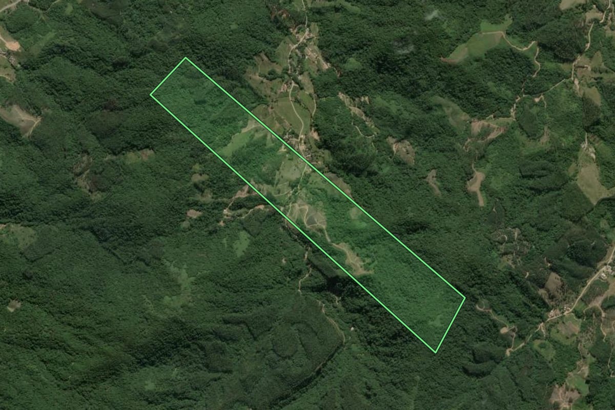Imagem de satélite do imóvel rural em Major Gercino (SC), com o contorno declarado no CAR desenhado por cima.