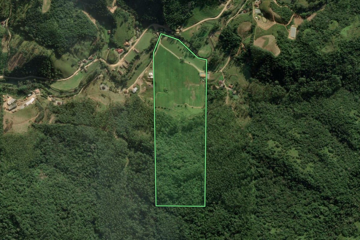 Imagem de satélite do imóvel rural em Major Gercino (SC), com o contorno declarado no CAR desenhado por cima.