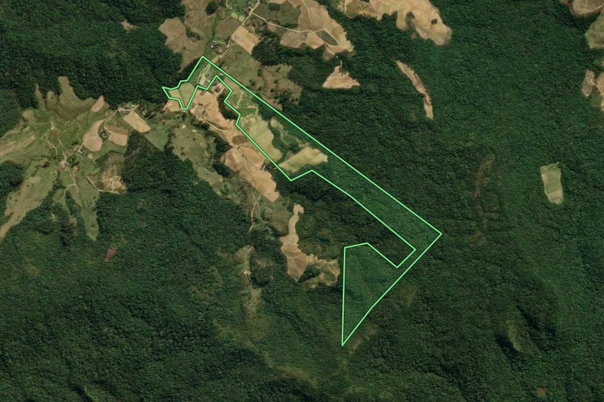 Imagem de satélite do imóvel rural em Major Gercino (SC), com o contorno declarado no CAR desenhado por cima.