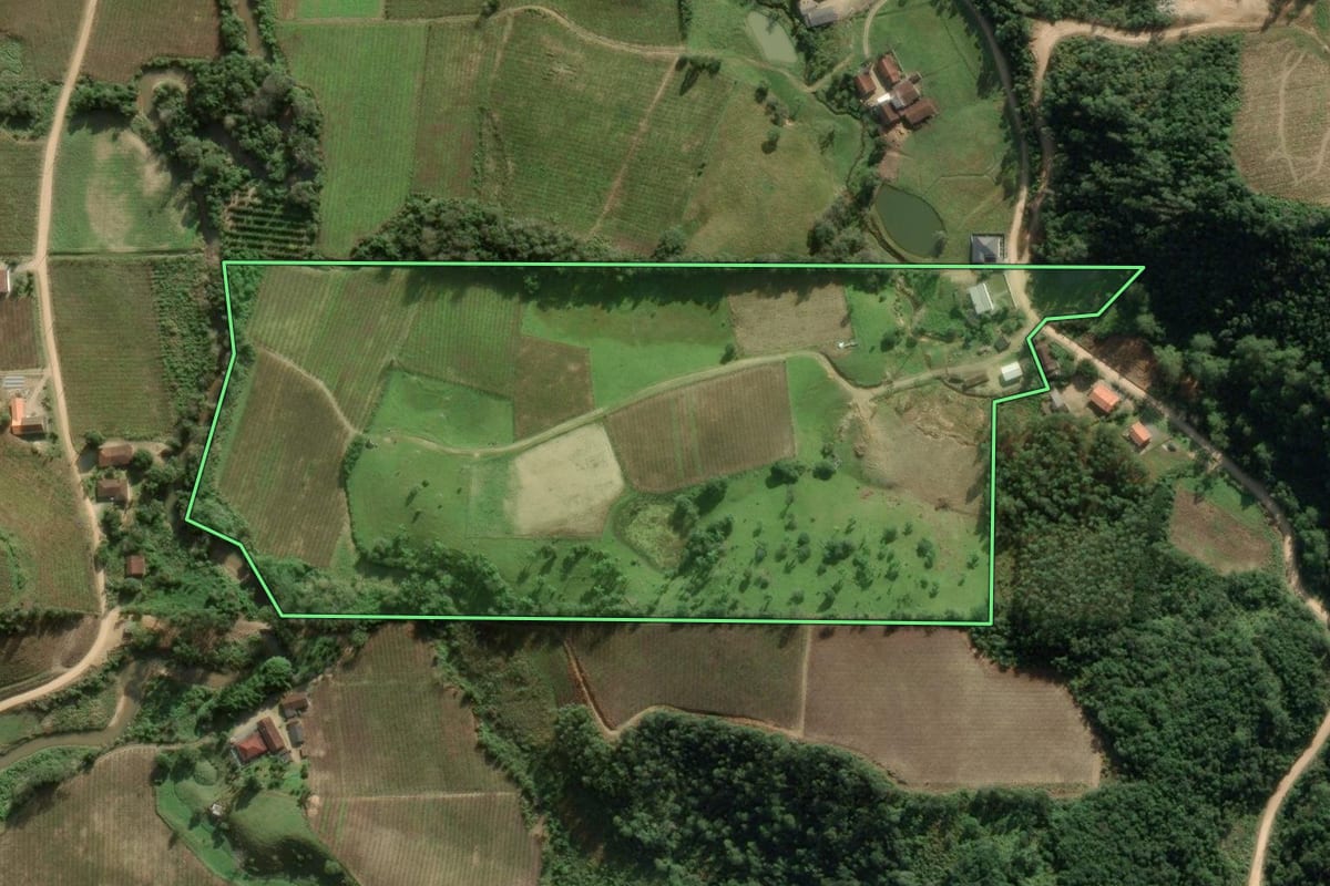 Imagem de satélite do imóvel rural em Major Gercino (SC), com o contorno declarado no CAR desenhado por cima.