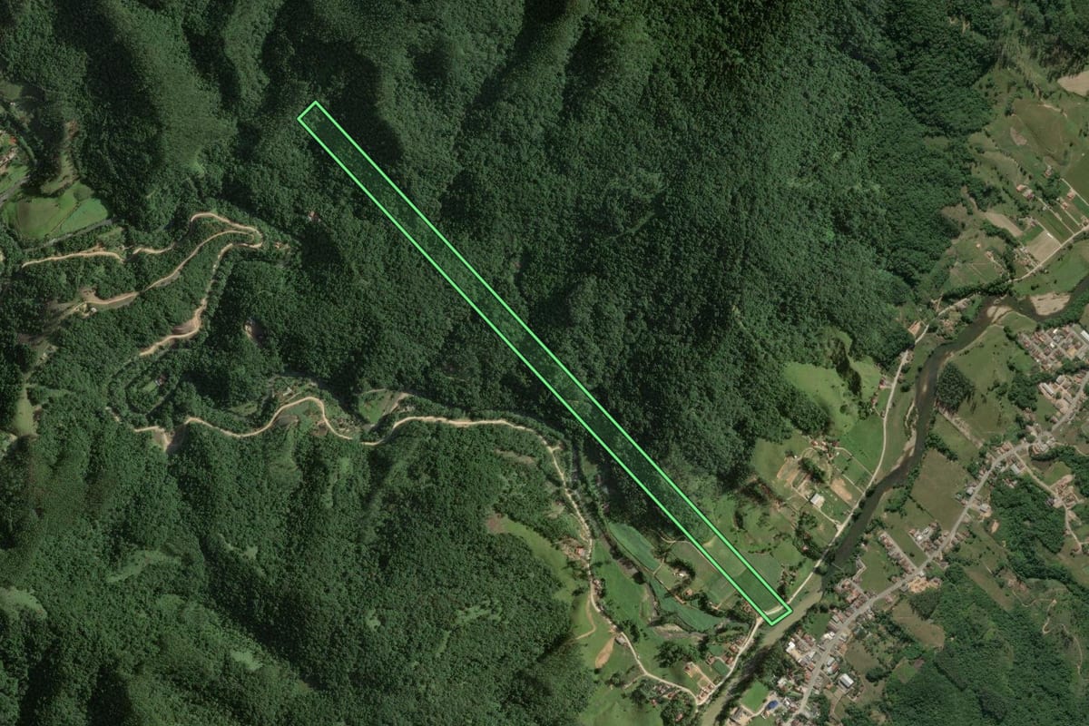 Imagem de satélite do imóvel rural em Major Gercino (SC), com o contorno declarado no CAR desenhado por cima.