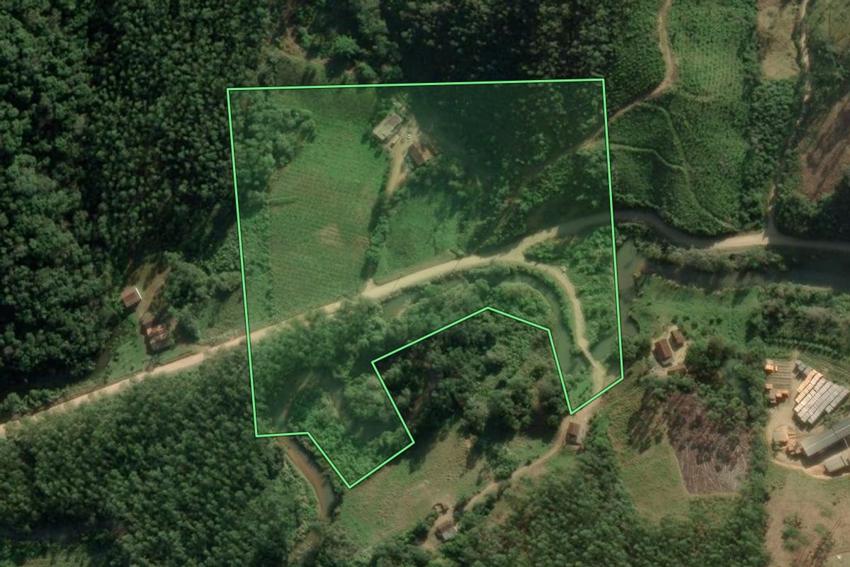 Imagem de satélite do imóvel rural em Major Gercino (SC), com o contorno declarado no CAR desenhado por cima.