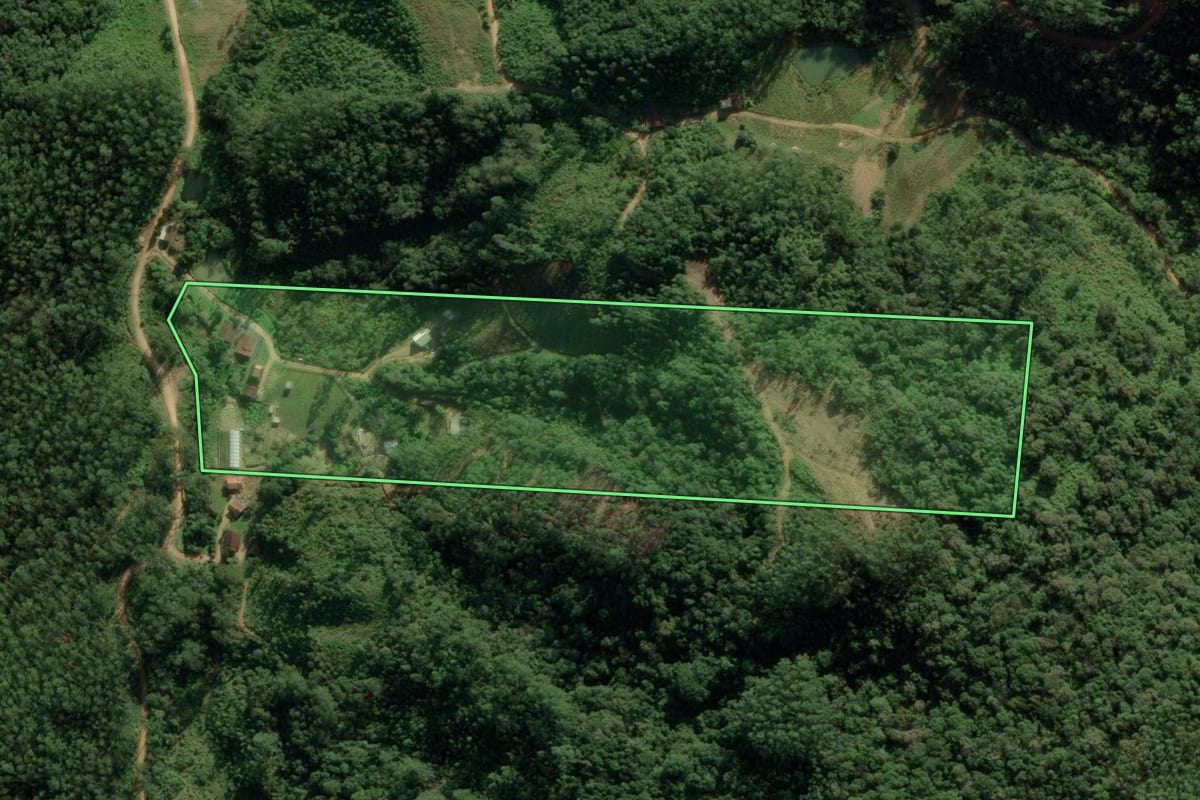 Imagem de satélite do imóvel rural em Major Gercino (SC), com o contorno declarado no CAR desenhado por cima.