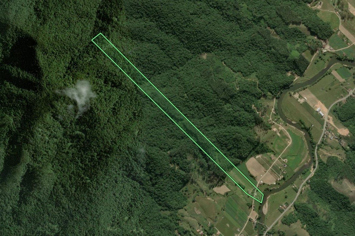 Imagem de satélite do imóvel rural em Major Gercino (SC), com o contorno declarado no CAR desenhado por cima.