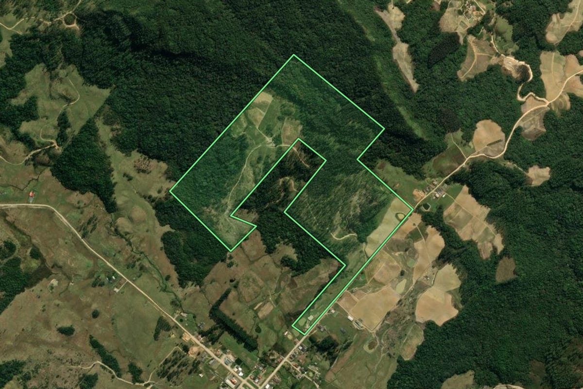 Imagem de satélite do imóvel rural em Major Gercino (SC), com o contorno declarado no CAR desenhado por cima.