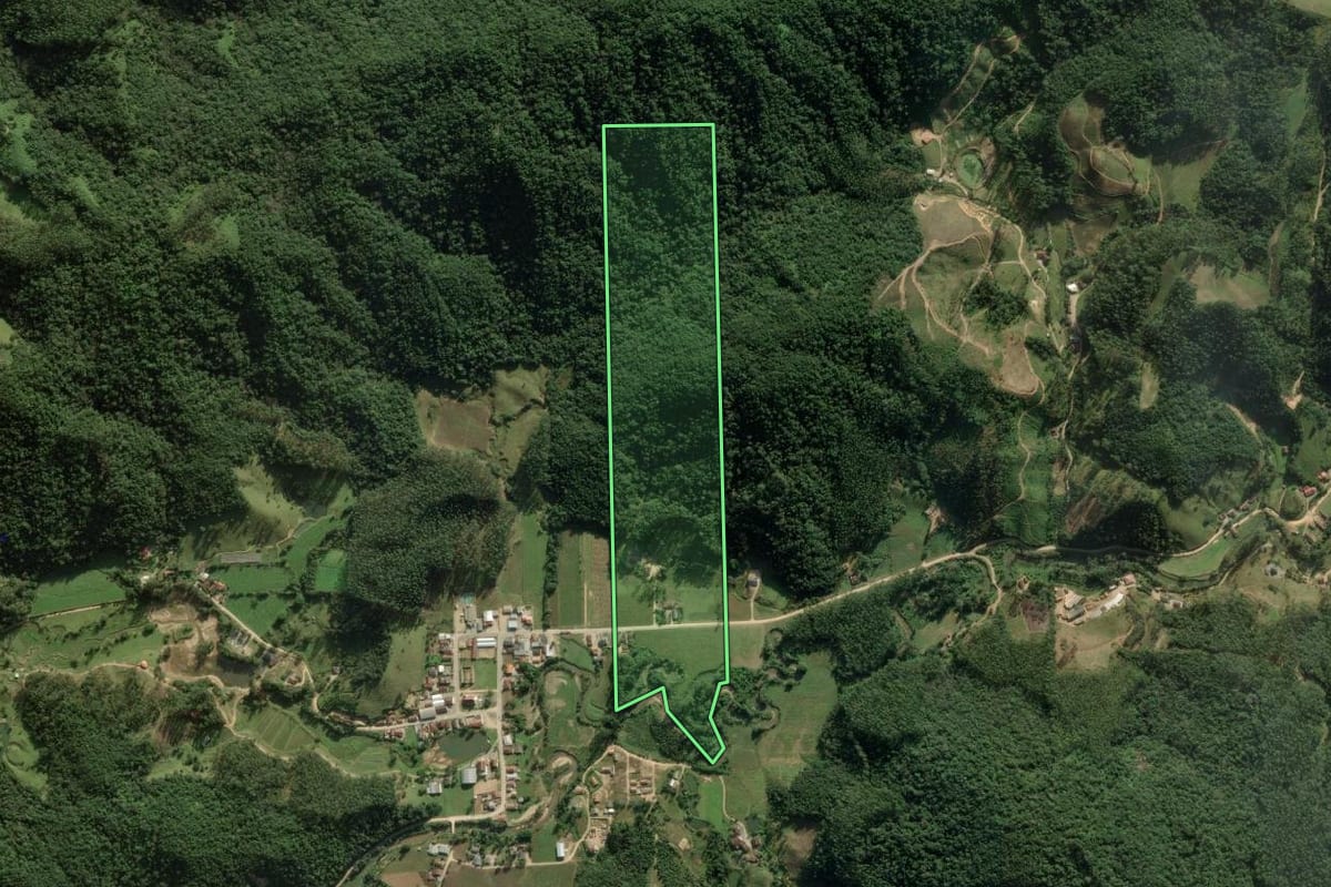 Imagem de satélite do imóvel rural em Major Gercino (SC), com o contorno declarado no CAR desenhado por cima.