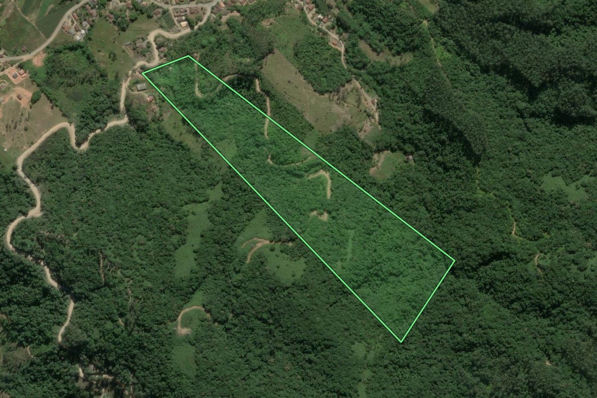 Imagem de satélite do imóvel rural em Major Gercino (SC), com o contorno declarado no CAR desenhado por cima.