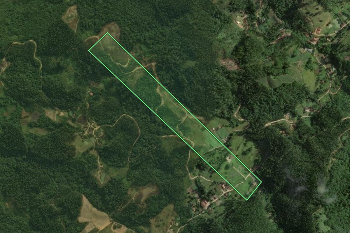 Imagem de satélite do imóvel rural em Major Gercino (SC), com o contorno declarado no CAR desenhado por cima.