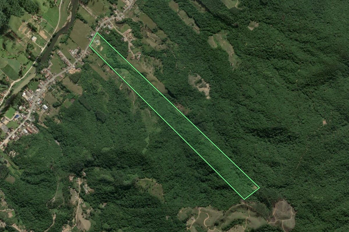 Imagem de satélite do imóvel rural em Major Gercino (SC), com o contorno declarado no CAR desenhado por cima.