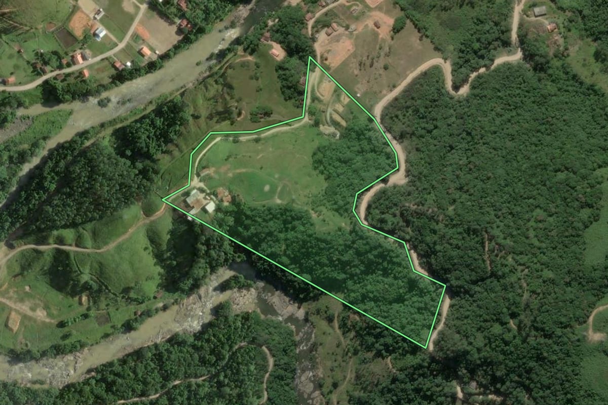 Imagem de satélite do imóvel rural em Major Gercino (SC), com o contorno declarado no CAR desenhado por cima.