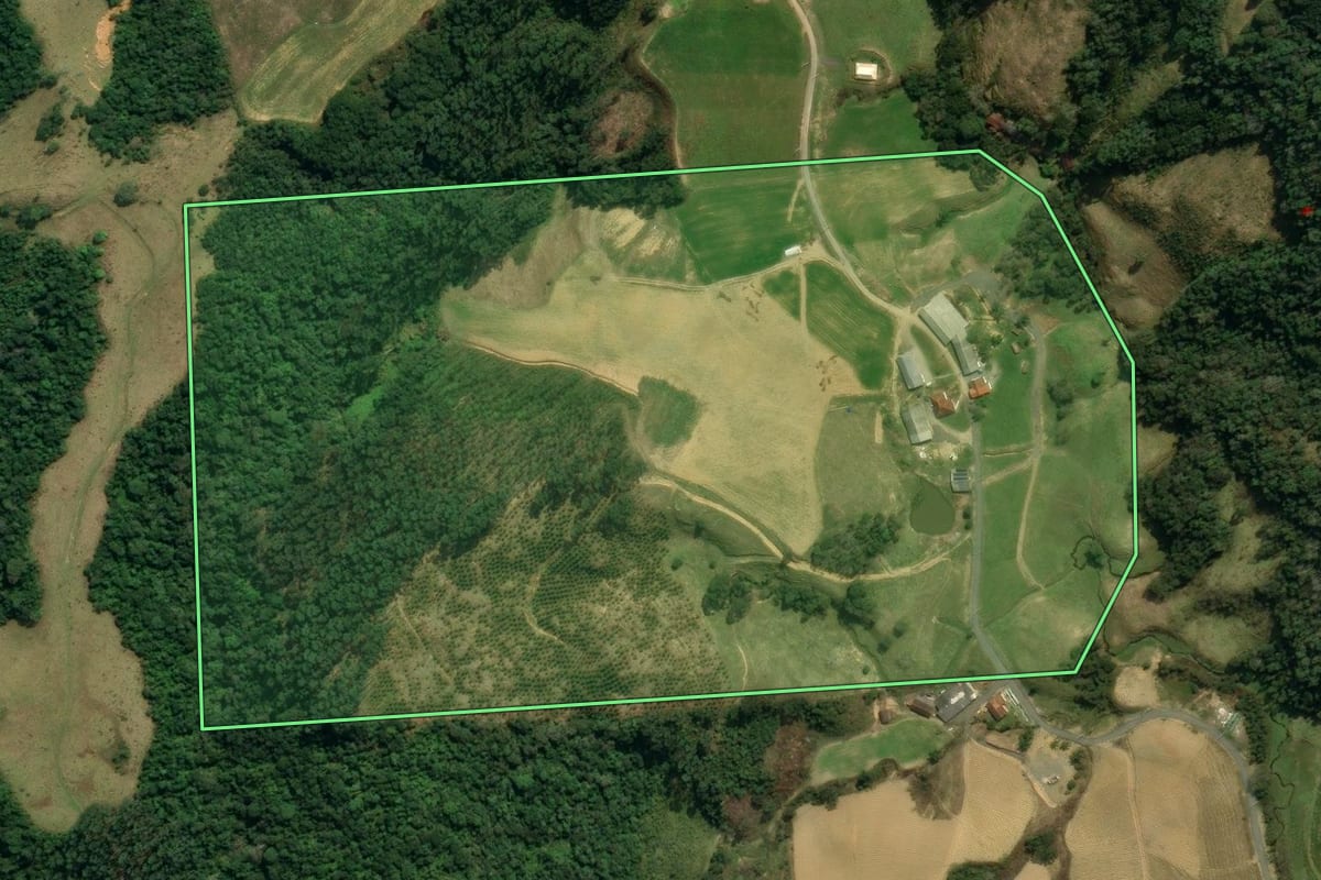 Imagem de satélite do imóvel rural em Major Gercino (SC), com o contorno declarado no CAR desenhado por cima.