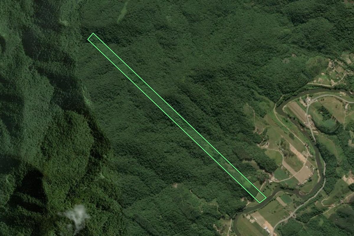 Imagem de satélite do imóvel rural em Major Gercino (SC), com o contorno declarado no CAR desenhado por cima.