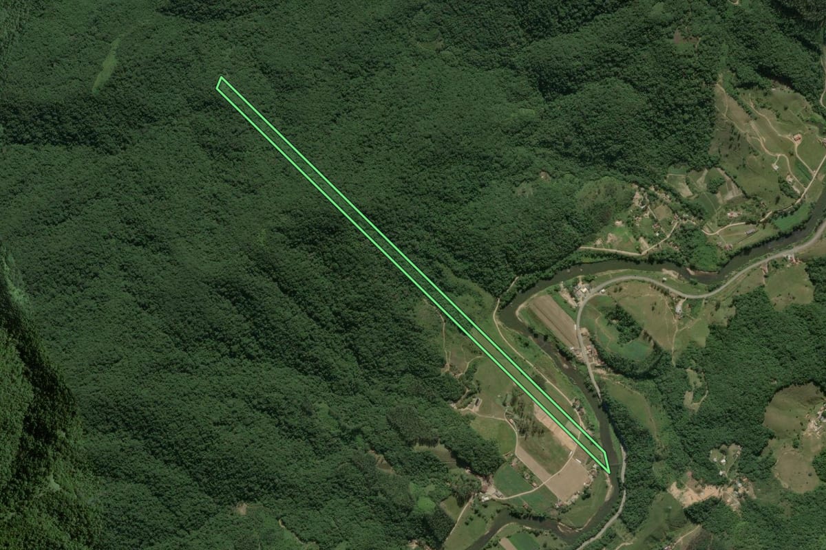 Imagem de satélite do imóvel rural em Major Gercino (SC), com o contorno declarado no CAR desenhado por cima.