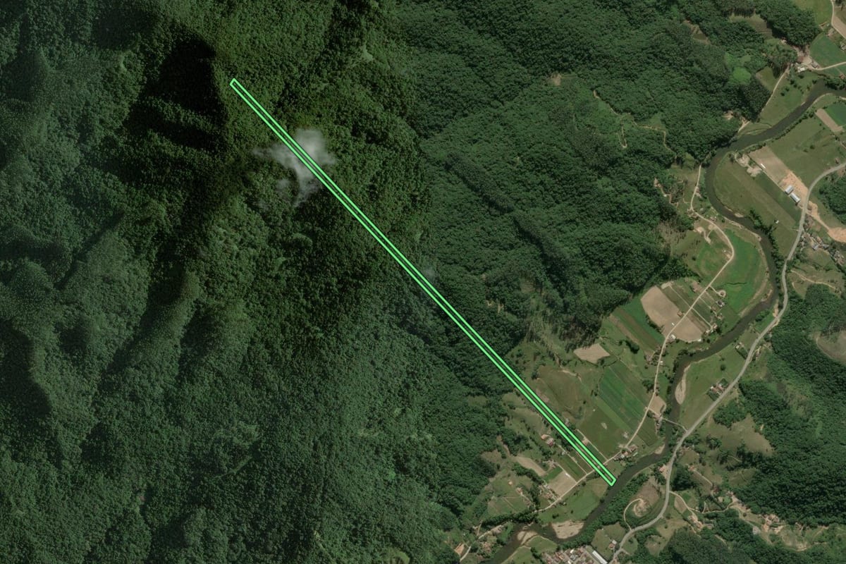 Imagem de satélite do imóvel rural em Major Gercino (SC), com o contorno declarado no CAR desenhado por cima.