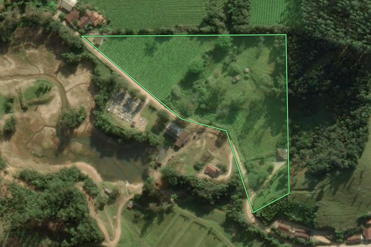 Imagem de satélite do imóvel rural em Major Gercino (SC), com o contorno declarado no CAR desenhado por cima.