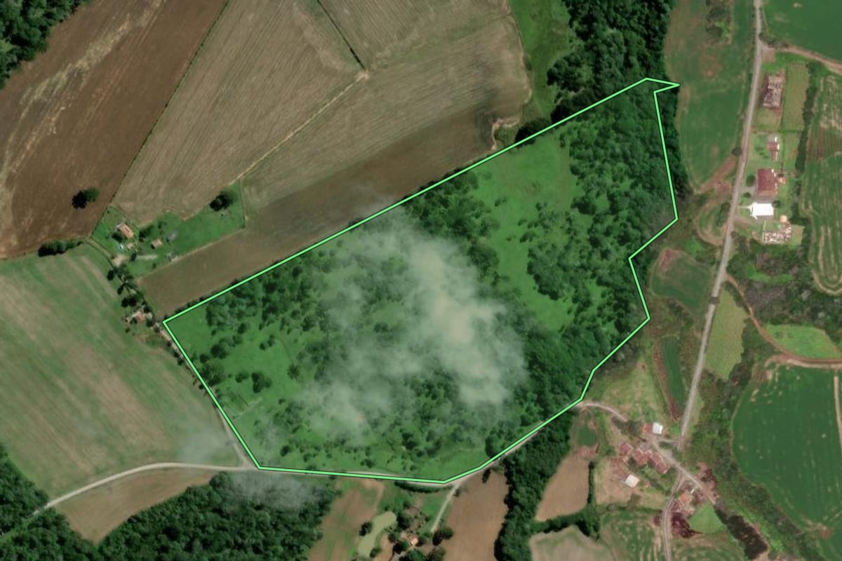 Imagem de satélite do imóvel rural em Major Vieira (SC), com o contorno declarado no CAR desenhado por cima.