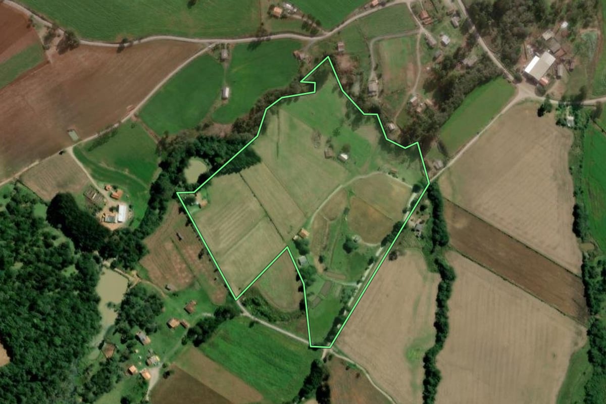 Imagem de satélite do imóvel rural em Major Vieira (SC), com o contorno declarado no CAR desenhado por cima.