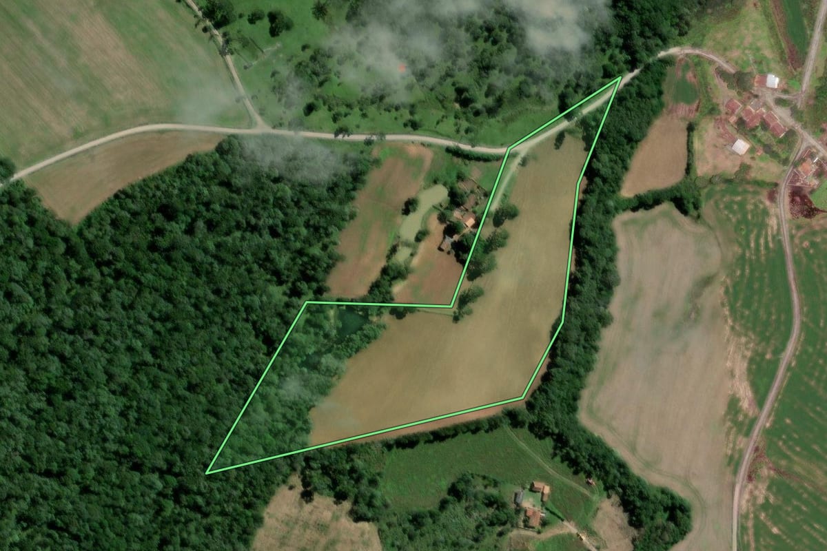 Imagem de satélite do imóvel rural em Major Vieira (SC), com o contorno declarado no CAR desenhado por cima.