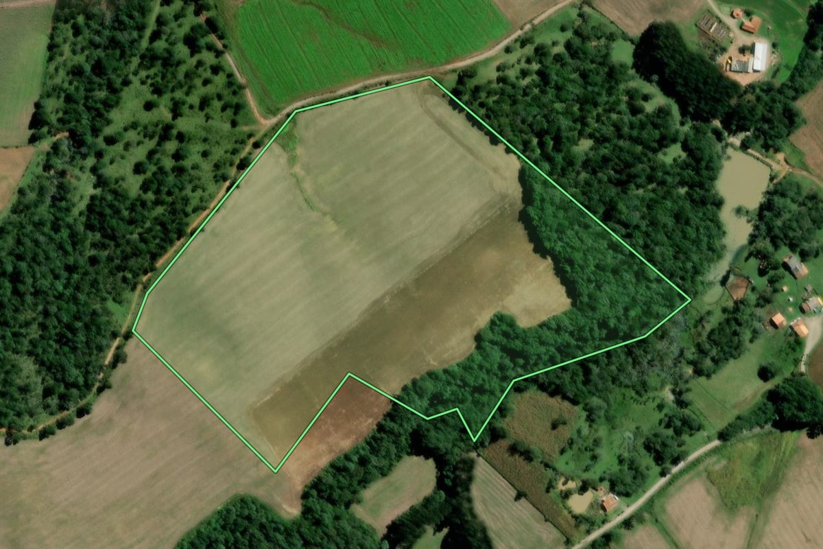Imagem de satélite do imóvel rural em Major Vieira (SC), com o contorno declarado no CAR desenhado por cima.