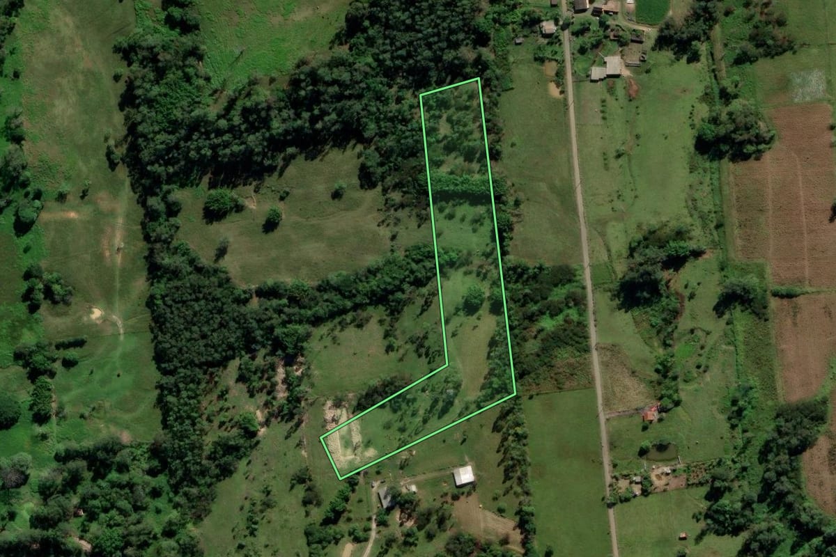 Imagem de satélite do imóvel rural em Maracajá (SC), com o contorno declarado no CAR desenhado por cima.