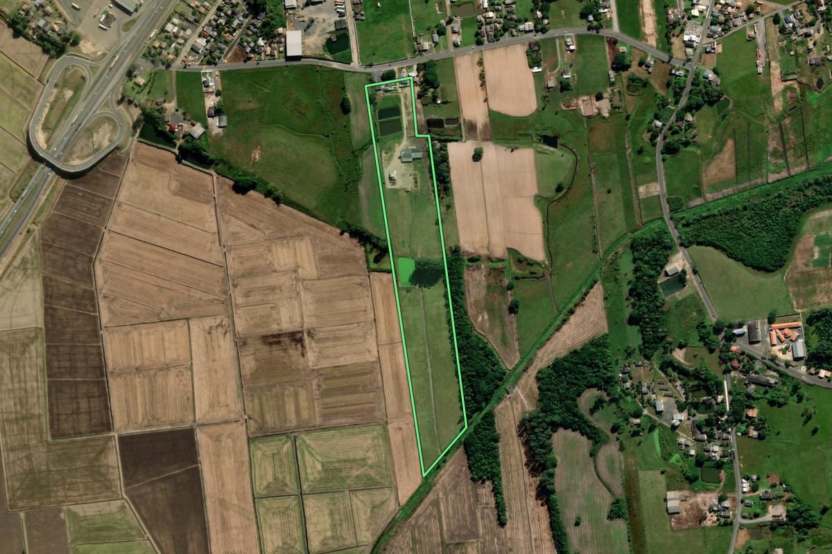 Imagem de satélite do imóvel rural em Maracajá (SC), com o contorno declarado no CAR desenhado por cima.