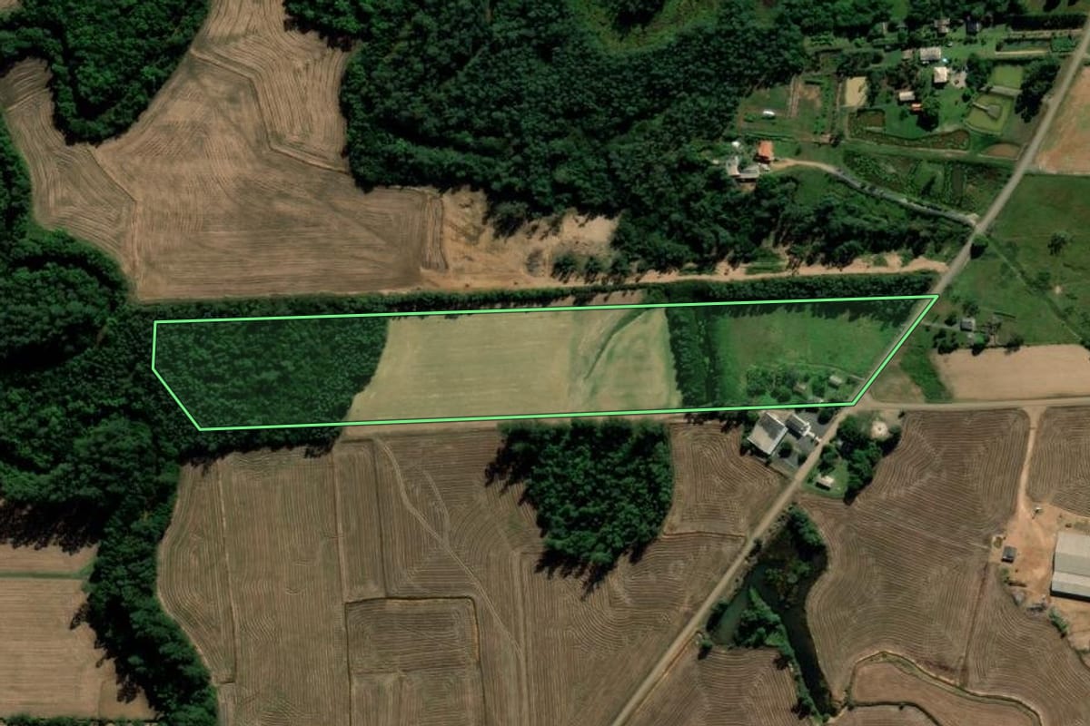 Imagem de satélite do imóvel rural em Maracajá (SC), com o contorno declarado no CAR desenhado por cima.