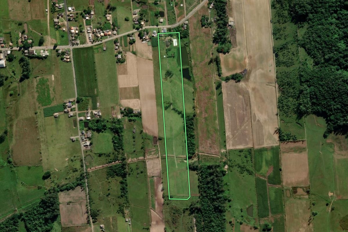 Imagem de satélite do imóvel rural em Maracajá (SC), com o contorno declarado no CAR desenhado por cima.