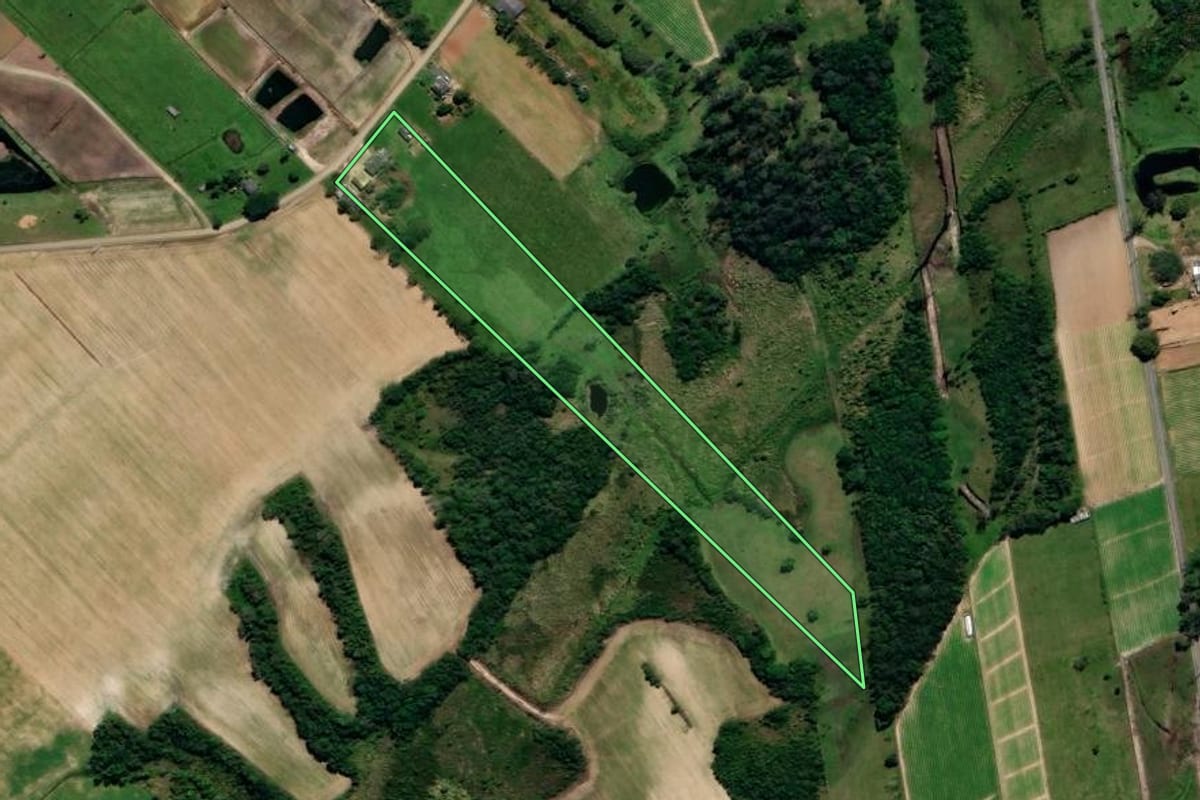 Imagem de satélite do imóvel rural em Maracajá (SC), com o contorno declarado no CAR desenhado por cima.