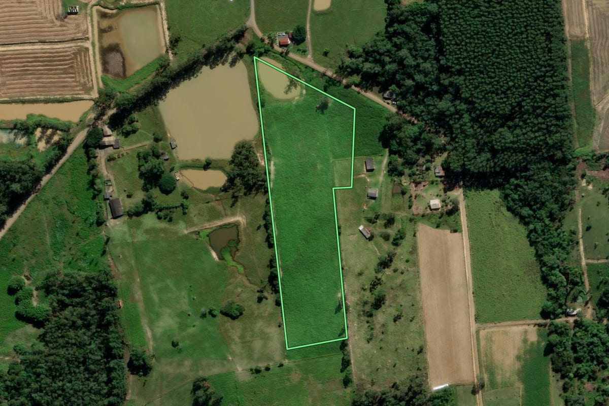 Imagem de satélite do imóvel rural em Maracajá (SC), com o contorno declarado no CAR desenhado por cima.