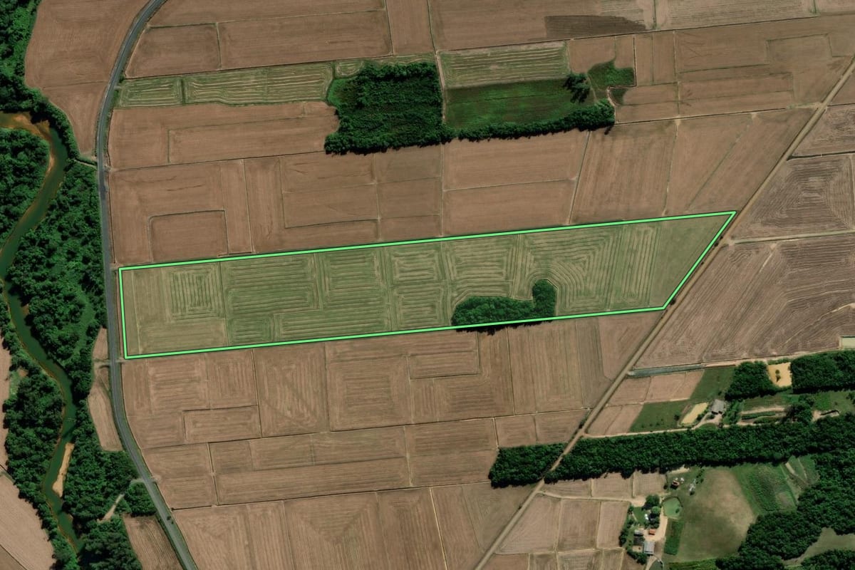 Imagem de satélite do imóvel rural em Maracajá (SC), com o contorno declarado no CAR desenhado por cima.