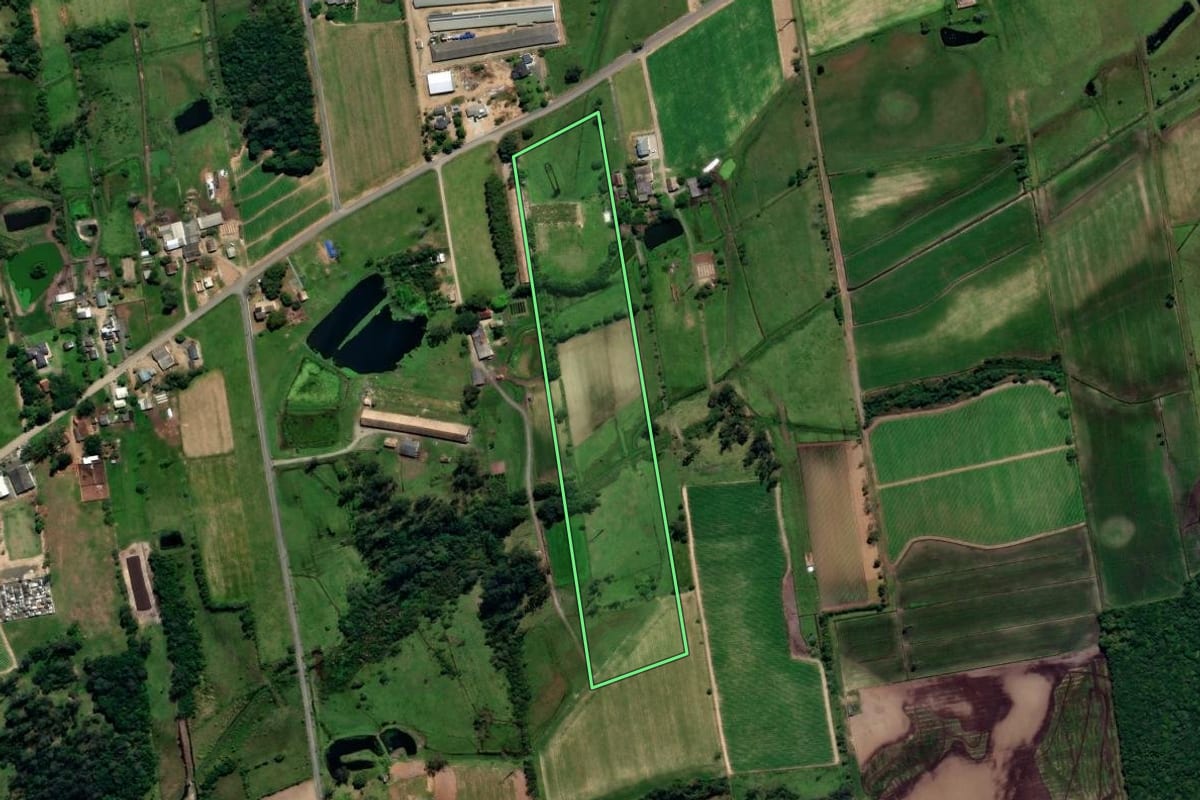 Imagem de satélite do imóvel rural em Maracajá (SC), com o contorno declarado no CAR desenhado por cima.