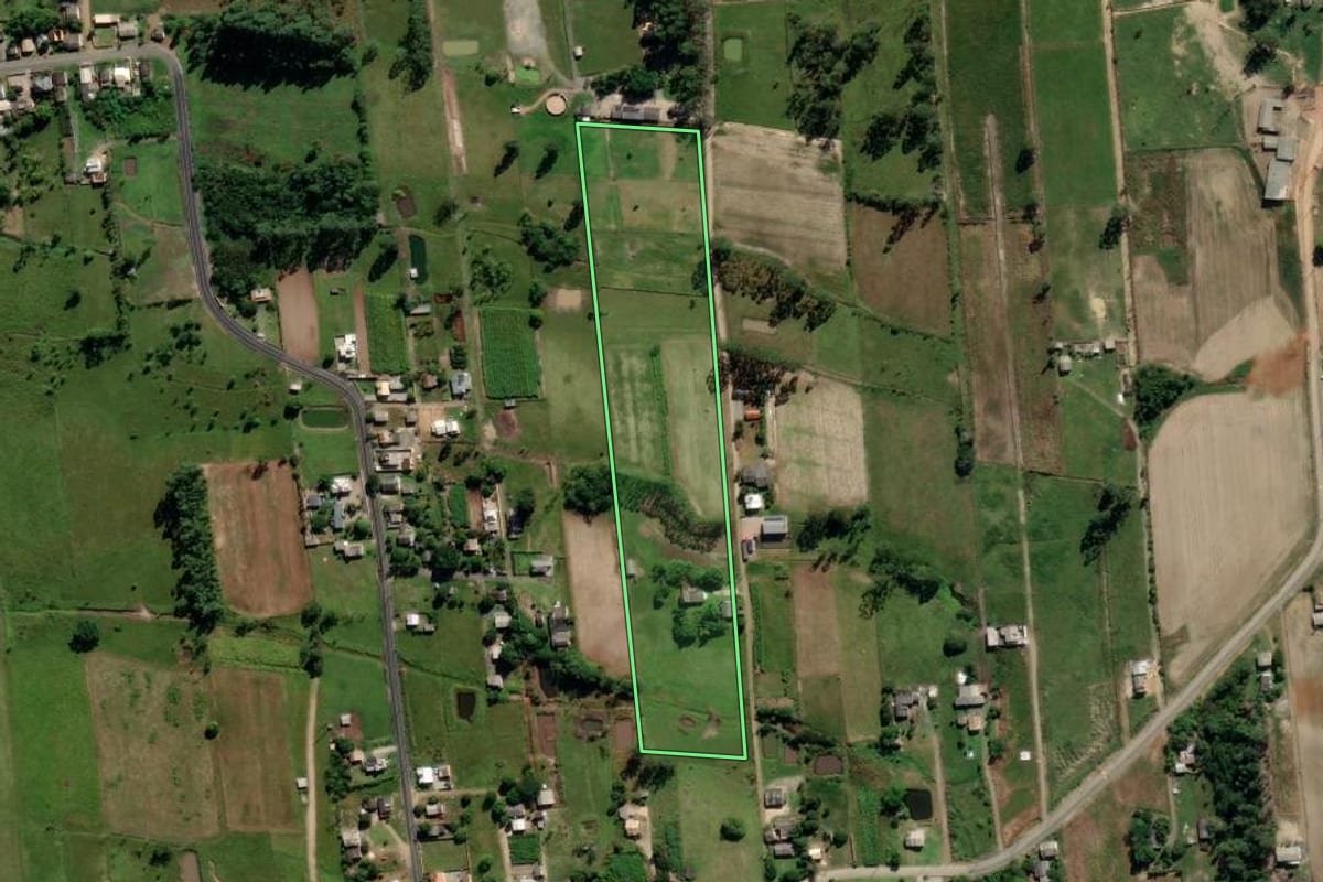 Imagem de satélite do imóvel rural em Maracajá (SC), com o contorno declarado no CAR desenhado por cima.