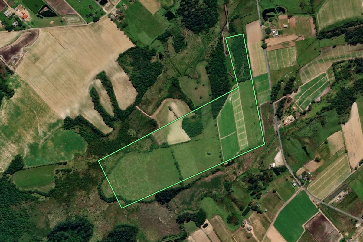 Imagem de satélite do imóvel rural em Maracajá (SC), com o contorno declarado no CAR desenhado por cima.