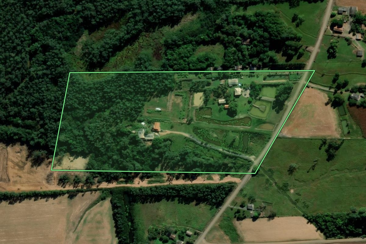 Imagem de satélite do imóvel rural em Maracajá (SC), com o contorno declarado no CAR desenhado por cima.