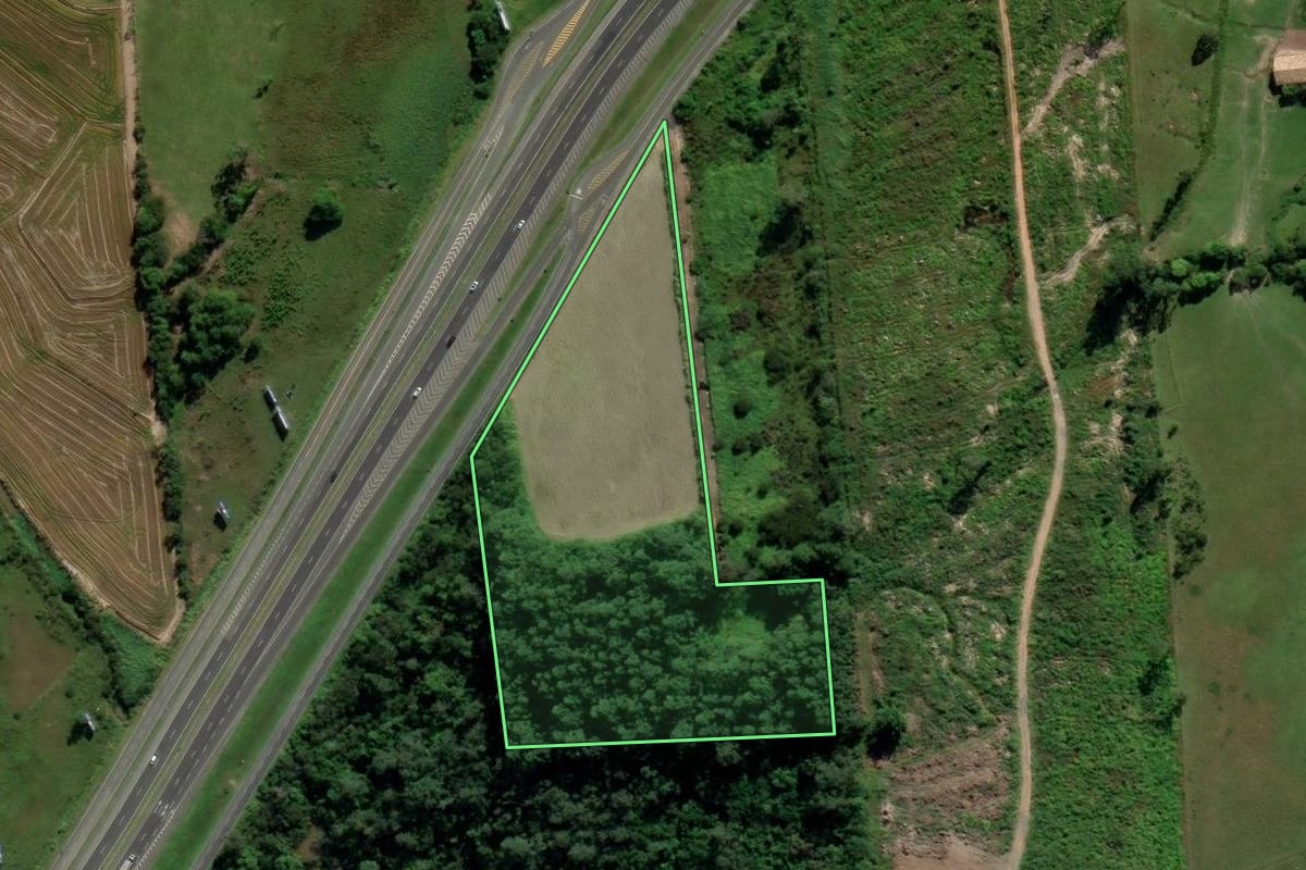 Imagem de satélite do imóvel rural em Maracajá (SC), com o contorno declarado no CAR desenhado por cima.