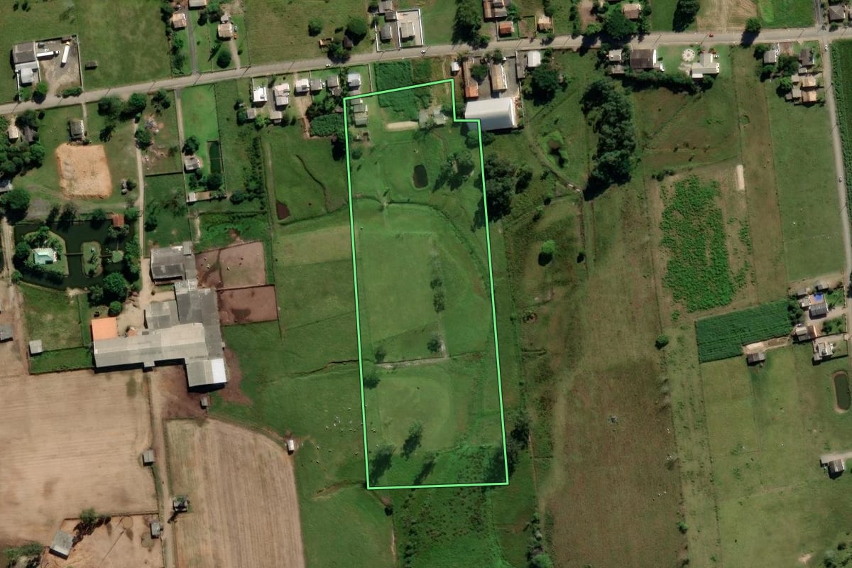 Imagem de satélite do imóvel rural em Maracajá (SC), com o contorno declarado no CAR desenhado por cima.