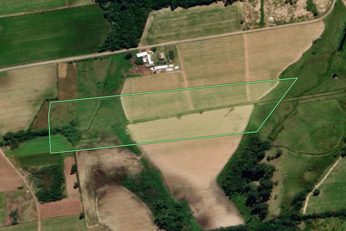 Imagem de satélite do imóvel rural em Maracajá (SC), com o contorno declarado no CAR desenhado por cima.