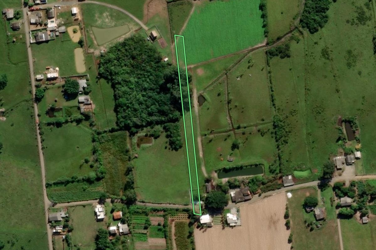 Imagem de satélite do imóvel rural em Maracajá (SC), com o contorno declarado no CAR desenhado por cima.
